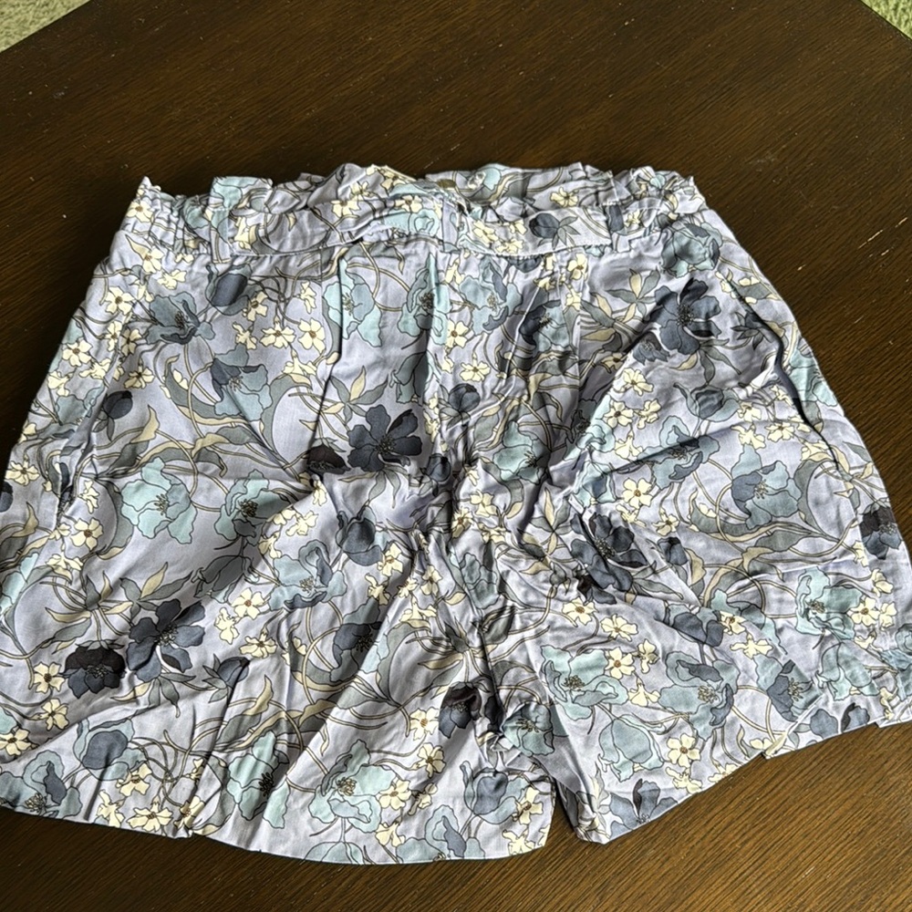 H&M High Waist Gray and Black Shorts - Picture 4 of 4